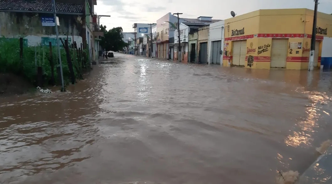 Água subiu e invadiu ruas e avenidas na cidade do Crato