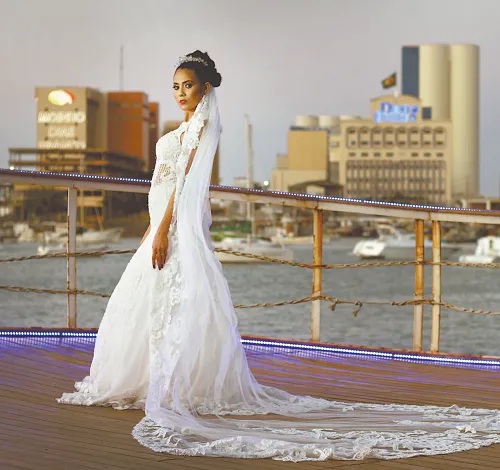 Um véu ou um acessório de cabelo podem dar o toque final ao look minimalista.