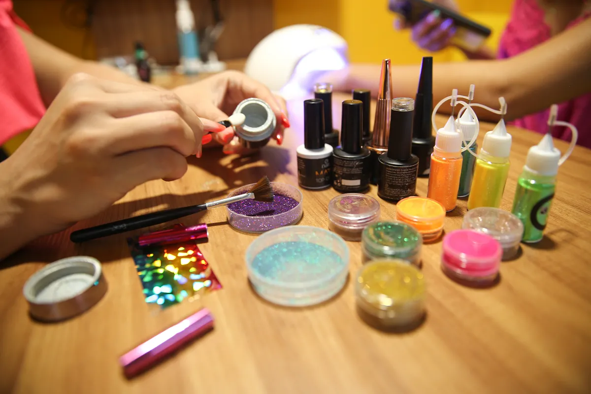 Os cuidados na aplicação e na retirada do glitter devem ser redobrados, especialmente nas regiões ao retor dos olhos
