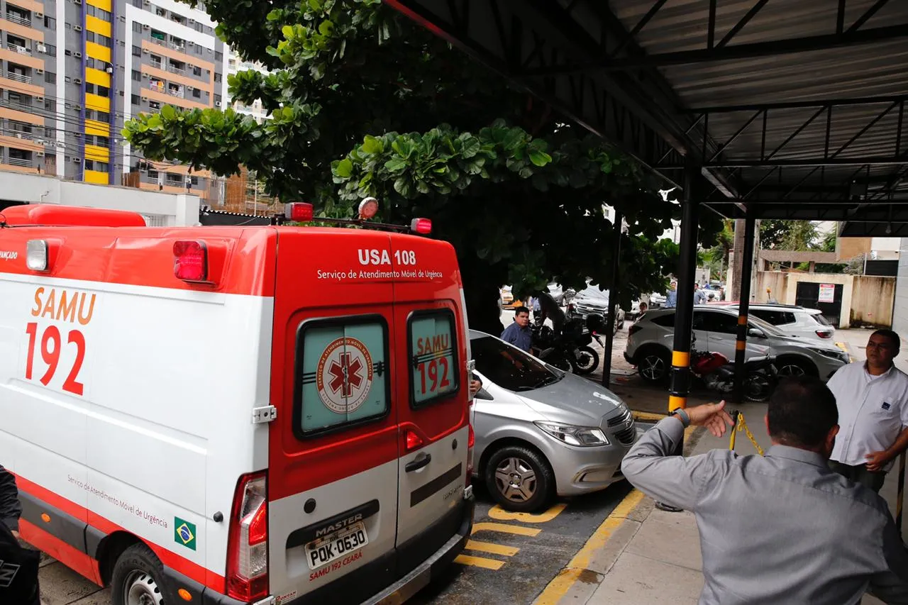 Cid chegou a hospital particular no Meireles na tarde desta quinta-feira (20)