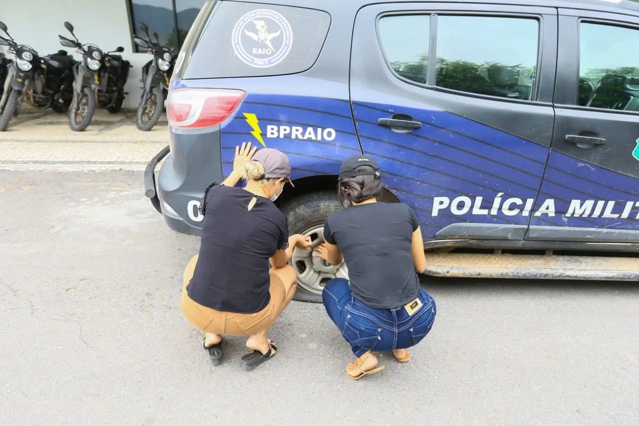 Mulheres dos policiais também aderiram à manifestação no Batalhão de Sobral, esvaziando pneus das viaturas
