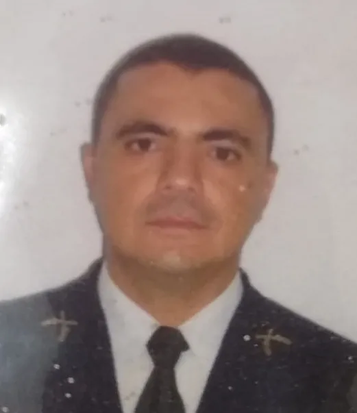 O agente de segurança estava manuseando a sua arma quando aconteceu o disparo. 