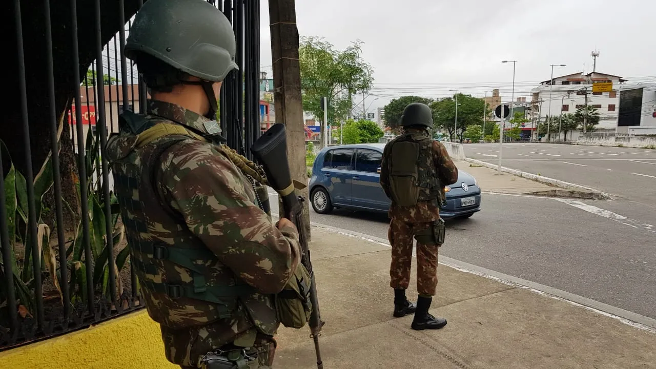 O Exército está posicionado no cruzamento das avenidas Humberto Monte e Mister Hull. 