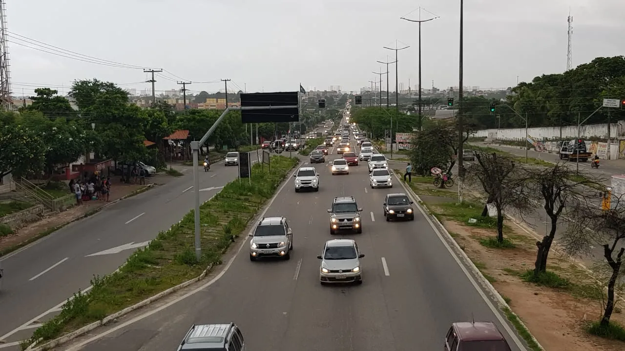 BR222 registra fluxo intenso de veículos na manhã deste sábado de Carnaval. 