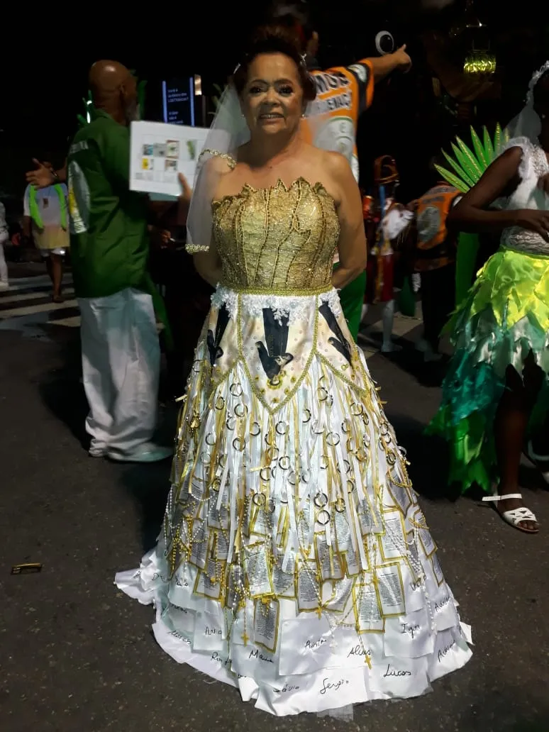A advogada Socorro Luna com vestido assinado pelo estilista Ivanildo Nunes. Ela representou as solteironas de Santo Antônio, uma das tradições de Barbalha