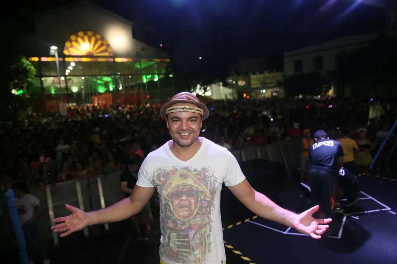 Chambinho do Acordeon anima o público no Mercado dos Pinhões