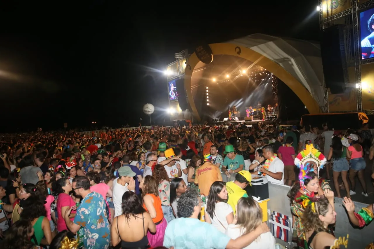 Público lota a Praia de Iracema 