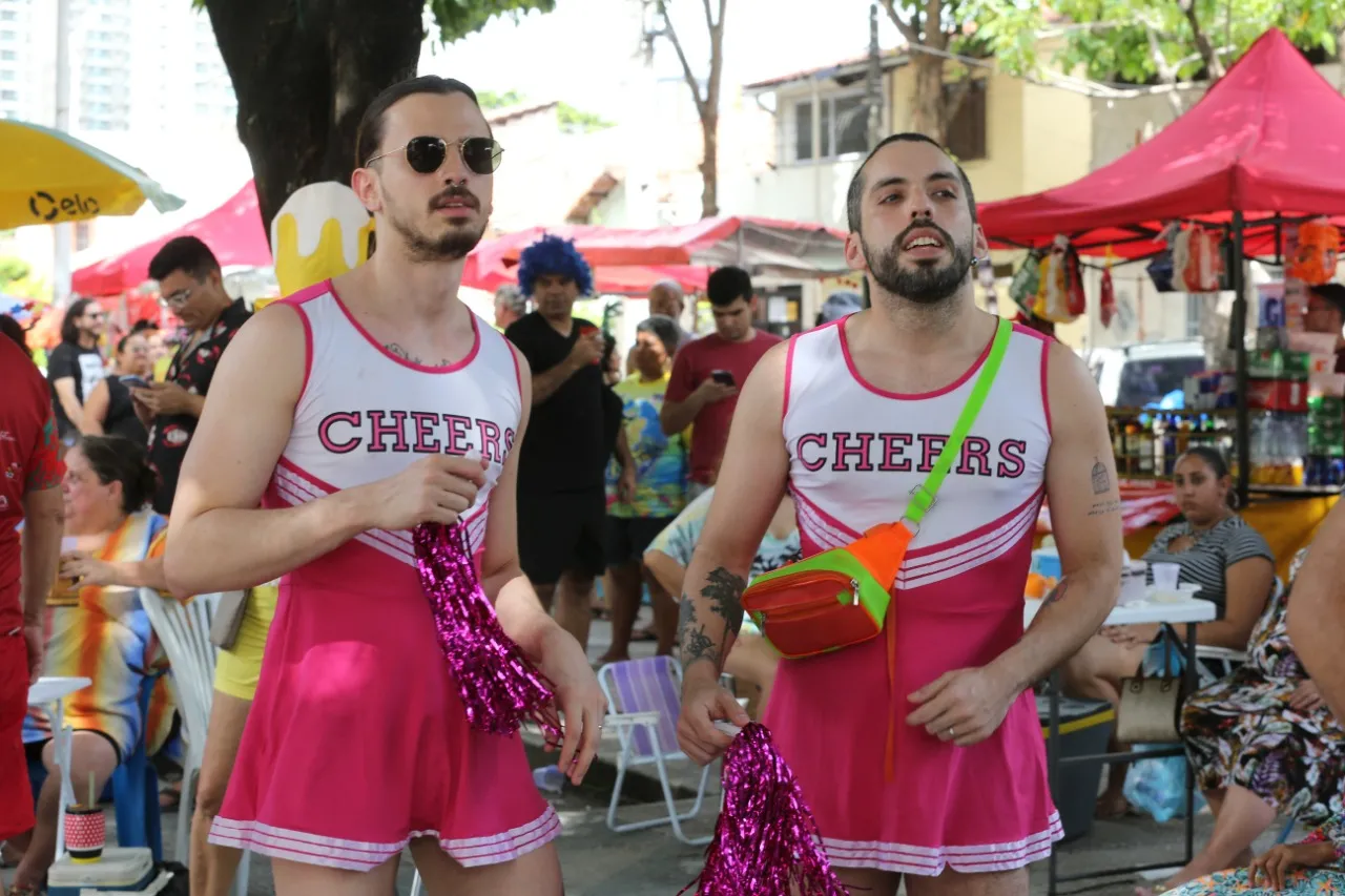 O casal se fantasiou de líderes de torcida para brincar o Carnaval do Benfica.