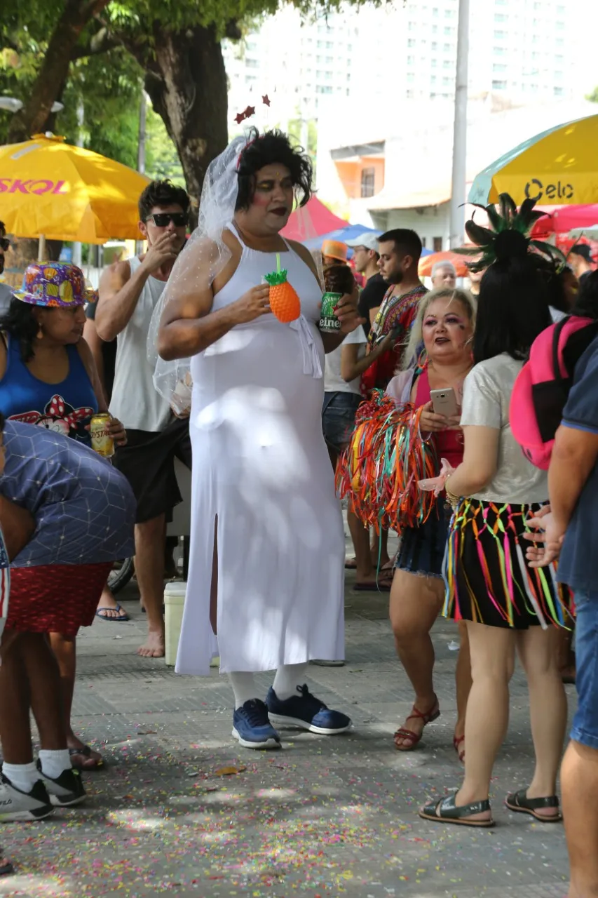 Mariele produziu a sua fantasia de Arlequina e a caracterização de noiva de seu amigo, Paulo Botafogo. 
