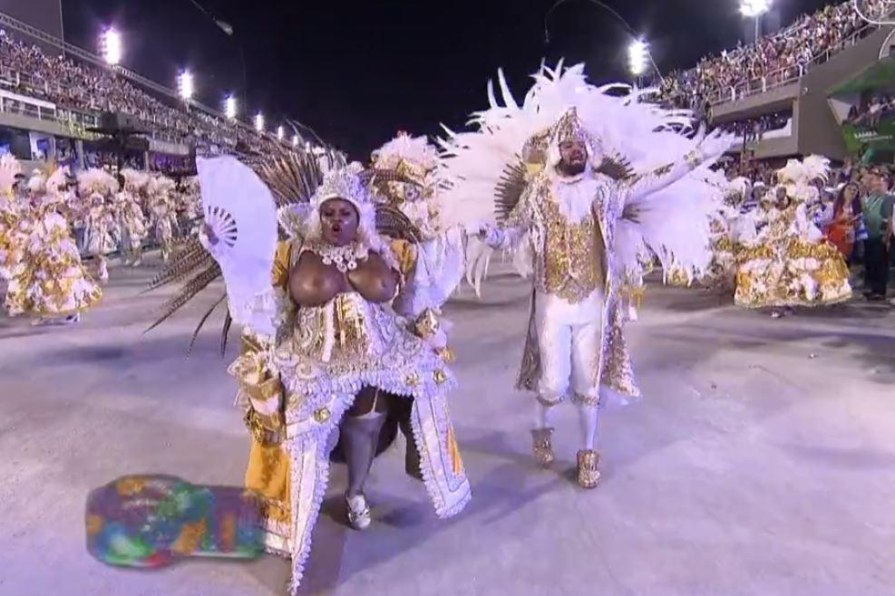 Jojo Todynho desfila de topless no Carnaval do Rio de Janeiro Verso