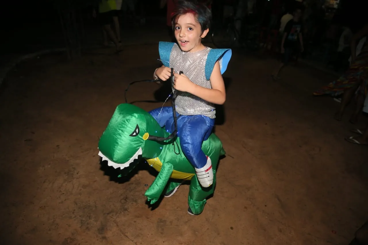 Sebastião Landi fantasiado de dinossauro rex e ET
