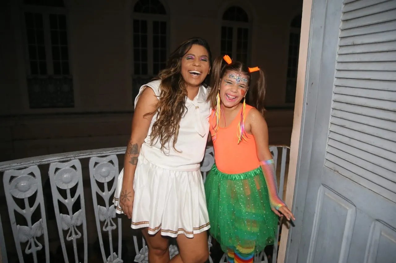 Maria Flor faz participação no show de Nayra Costa