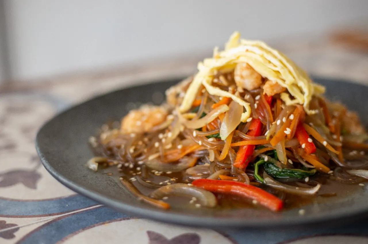 Japchae é um prato feito à base de um macarrão de batata doce