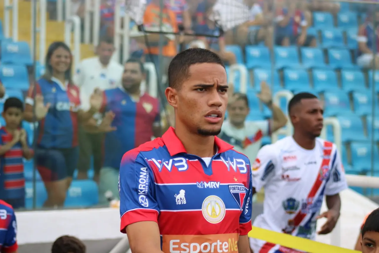 Imagem da notícia Após permanecer em jogo mesmo sem aval médico, Madson é avaliado em hospital
