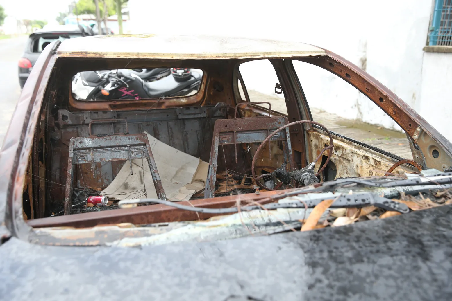 Moradores temem que carros abertos acumulem água e focos de mosquito. 