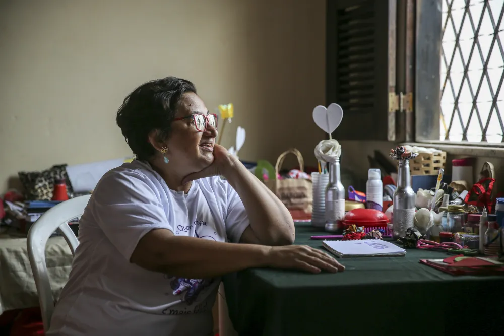 Da janela de casa e com pé no asfalto, Silvânia Vieira observa o cotidiano à sua volta para promover transformações
