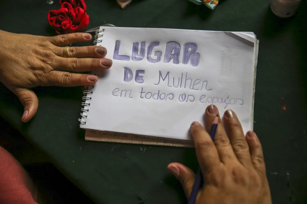 Em meio aos instrumentos de trabalho, tudo vira inspiração para reforçar a luta