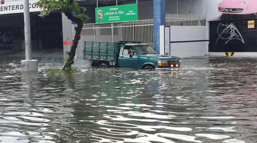 Tráfego de veículos complicada na Avenida Heráclito Graça, no Centro