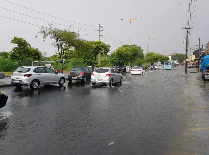 Avenida Raul Barbosa sentido Aldeota-Aeroporto alagada. Veículos transitam lentamente