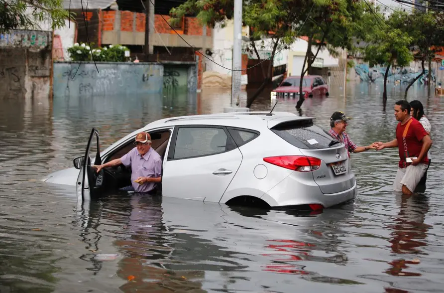 Imagem da notícia Chuva alaga ruas e complica trânsito nas obras do viaduto da Alberto Craveiro