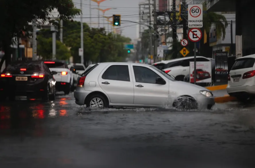 Alagamentos em Fortaleza por causa da chuva deste sábado