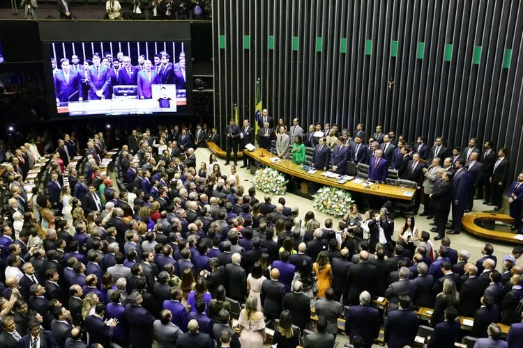 Esta foto da posse de deputados da nova legislatura, na Câmara Federal, é simbólica