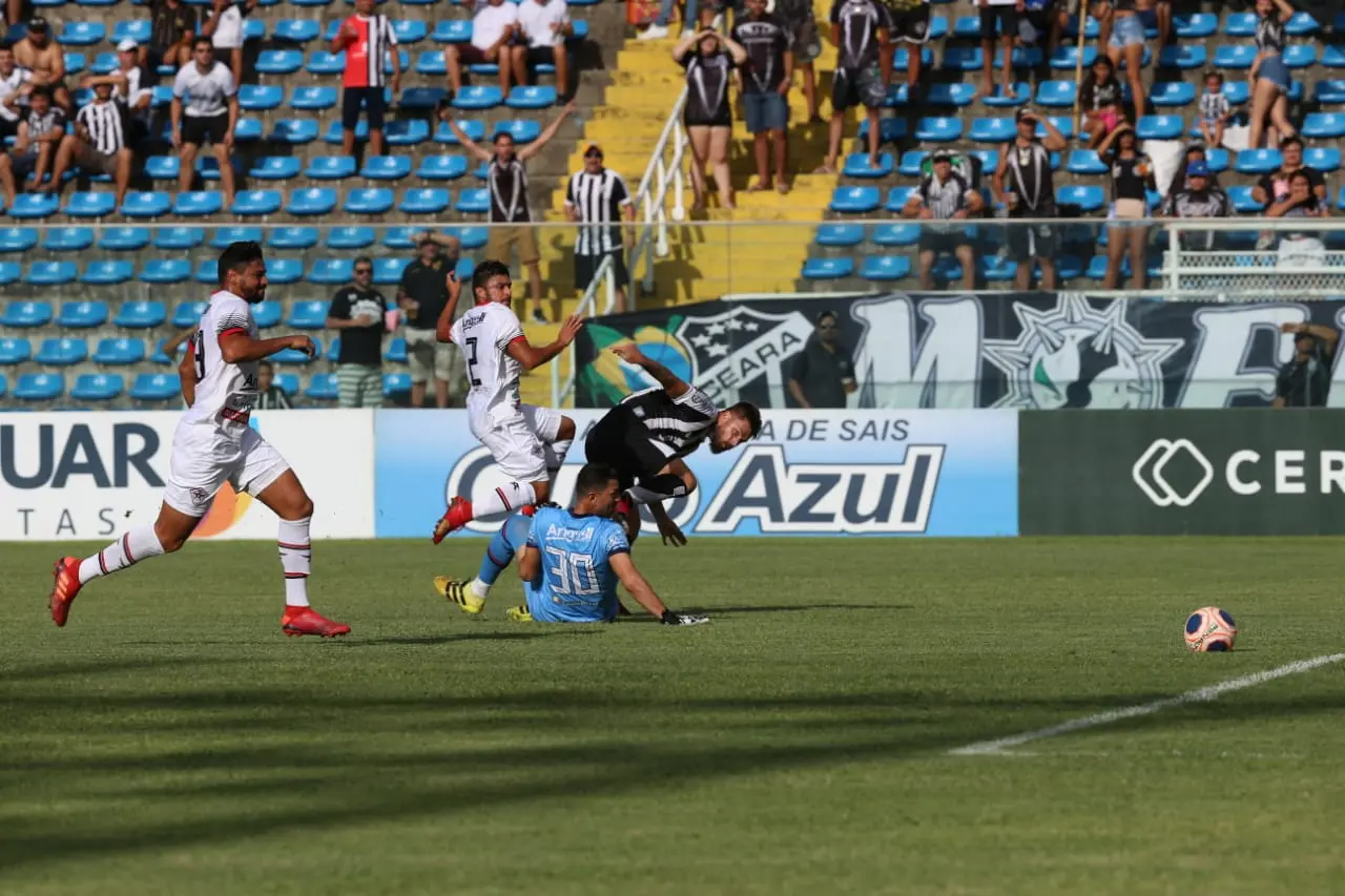 Imagem da notícia Com gol de Rafael Sóbis no 1º minuto, Ceará vence Atlético-CE e se torna líder do Cearense