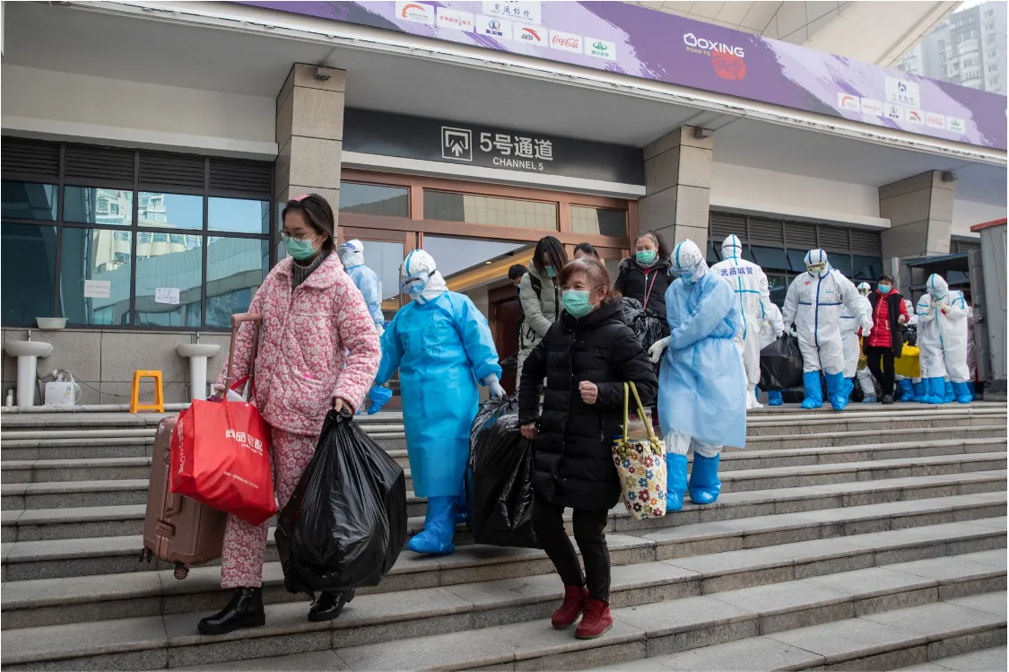 Pacientes são transferidos de unidades de saúde, na China
