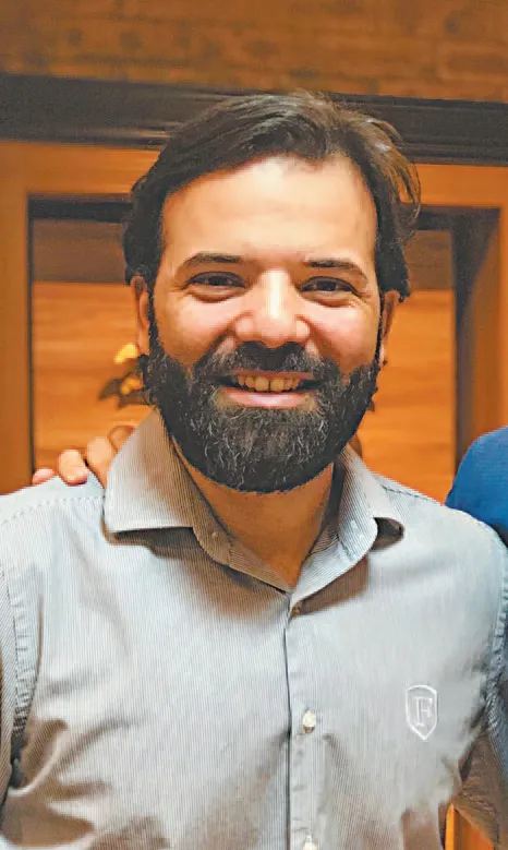 “Muito raro um noivo que não esteja na companhia de convidados, seja fazendo serviços ou apenas para desejar felicidades”, descreve Rennan Perdigão, sócio e diretor de marketing da Fígaro Social Club.