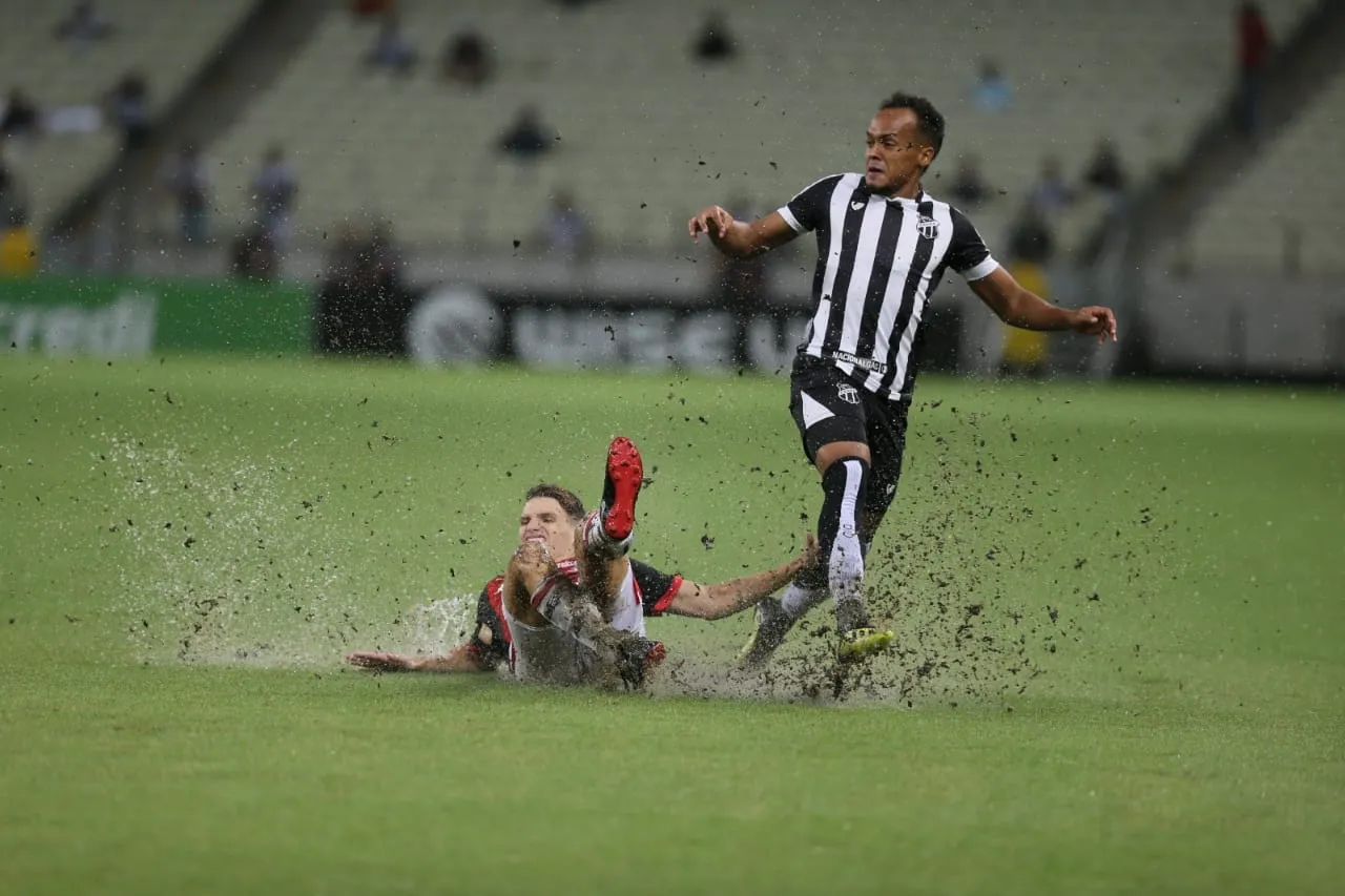 No lance, Bruno Pacheco divide com Jean. A qualidade do gramado atrapalhou o desempenho