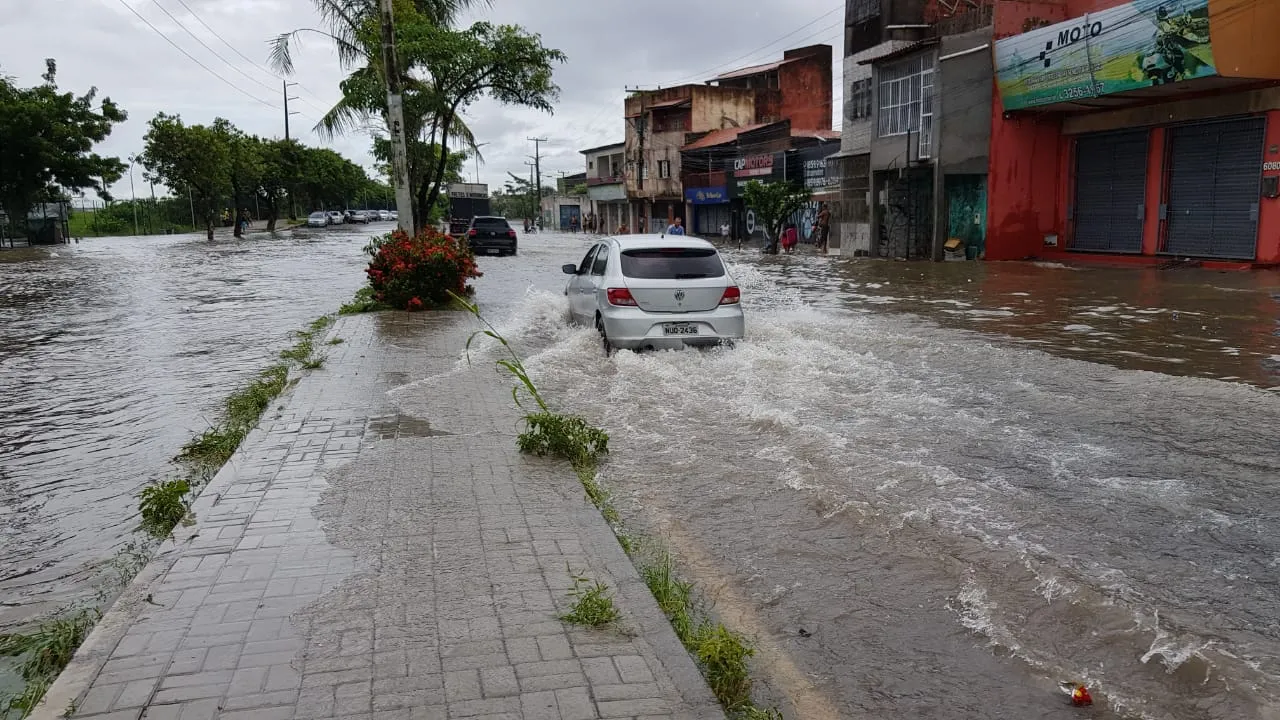 Na Avenida Raul Barbosa, no bairro São João do Tauape, carros trafegam com dificuldade 