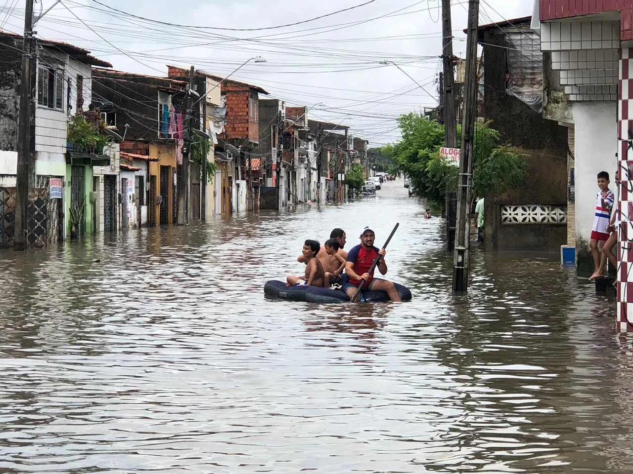 No bairro Aerolândia, moradores arriscaram sair de casa utilizando um colchão inflável
