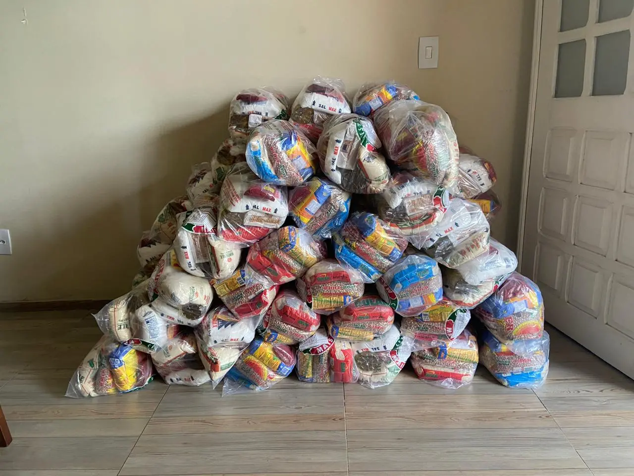 Cestas básicas arrecadadas pelo movimento 'Crise do Humor Cearense'