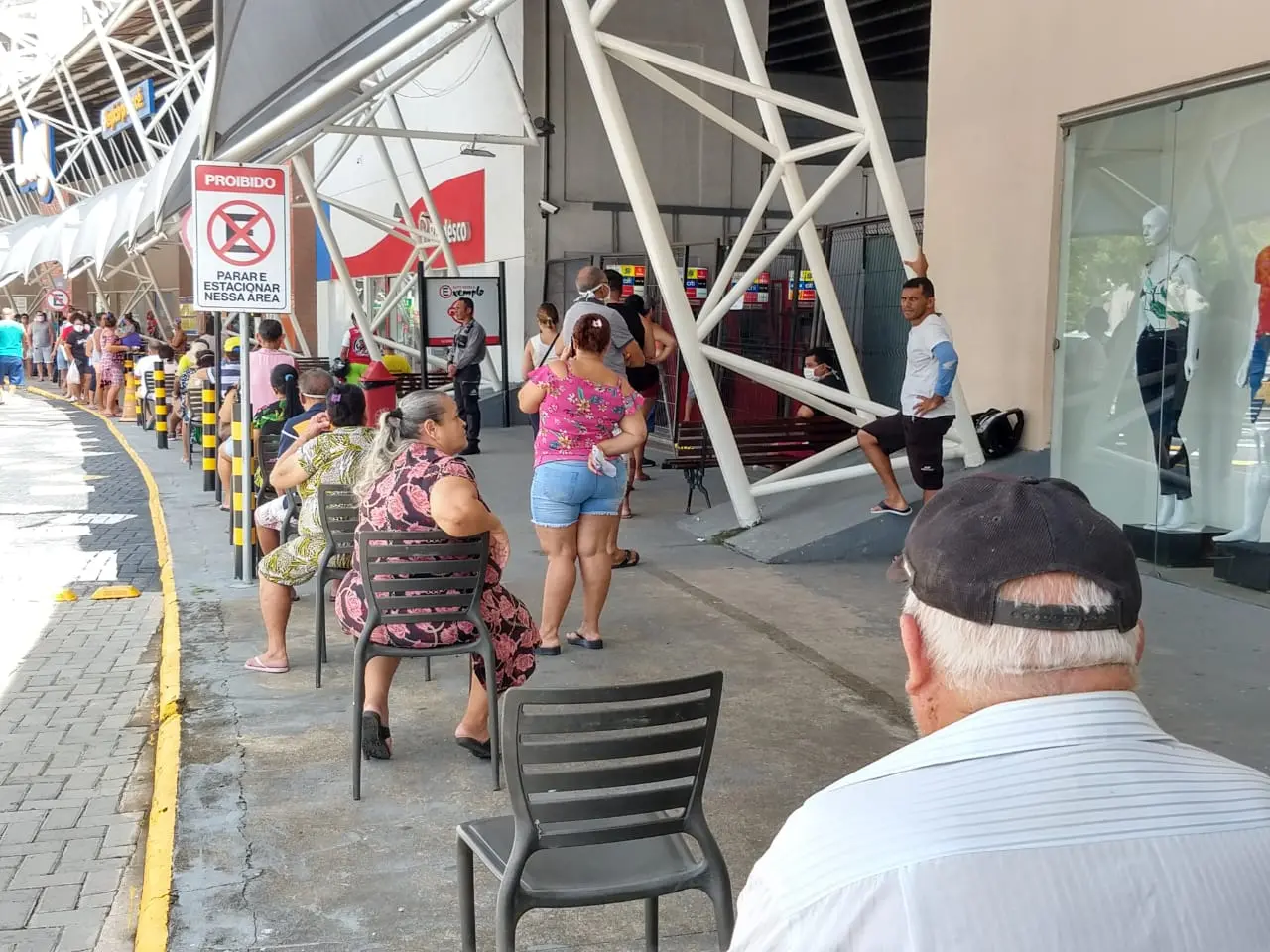 Idosos em filas de banco