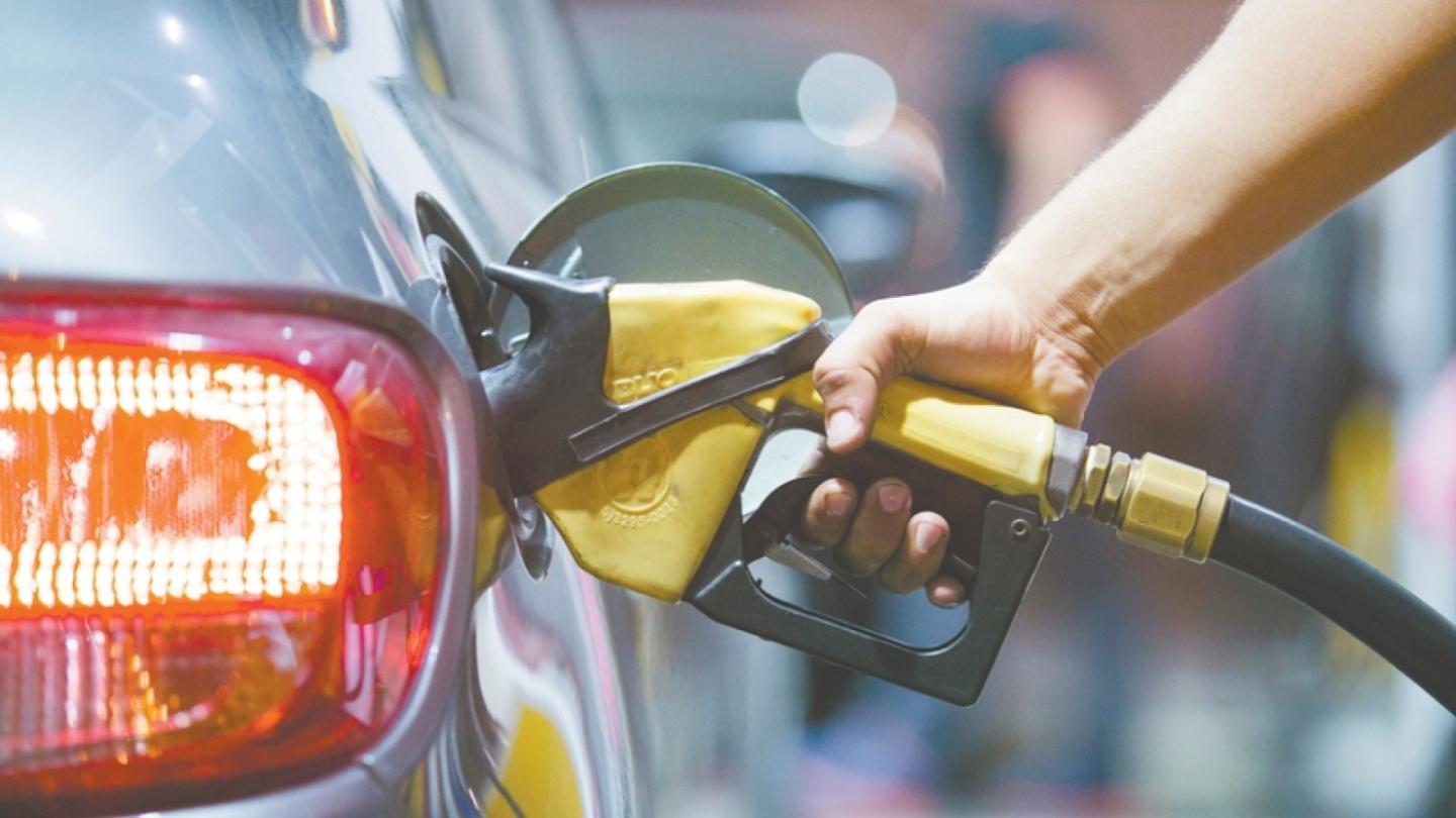 Gasolina poderá ficar ainda 10% mais barata na próxima semana, afirma  especialista - Negócios - Diário do Nordeste