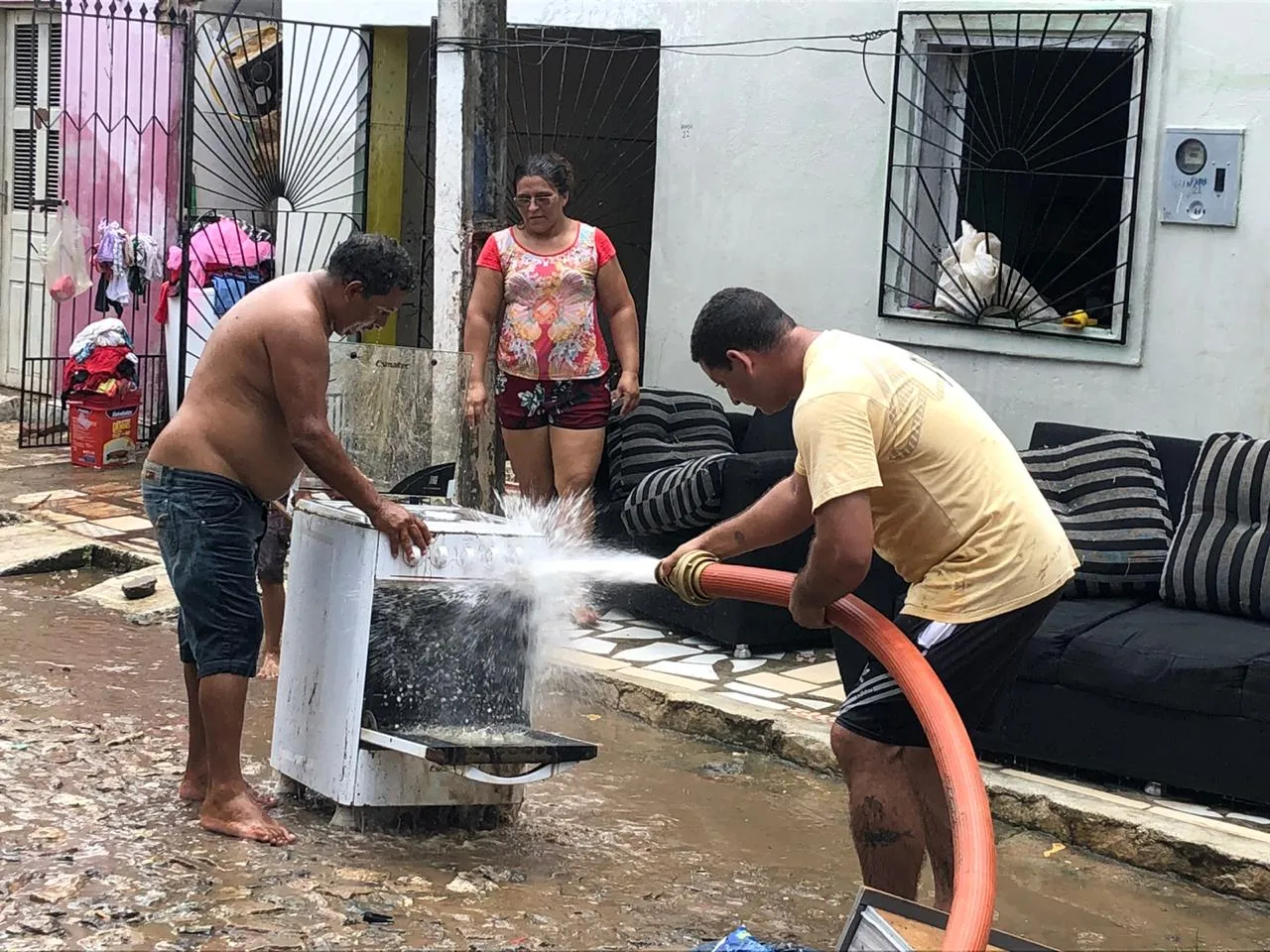 Moradores começam a contabilizar os prejuízos causados pela enchente 