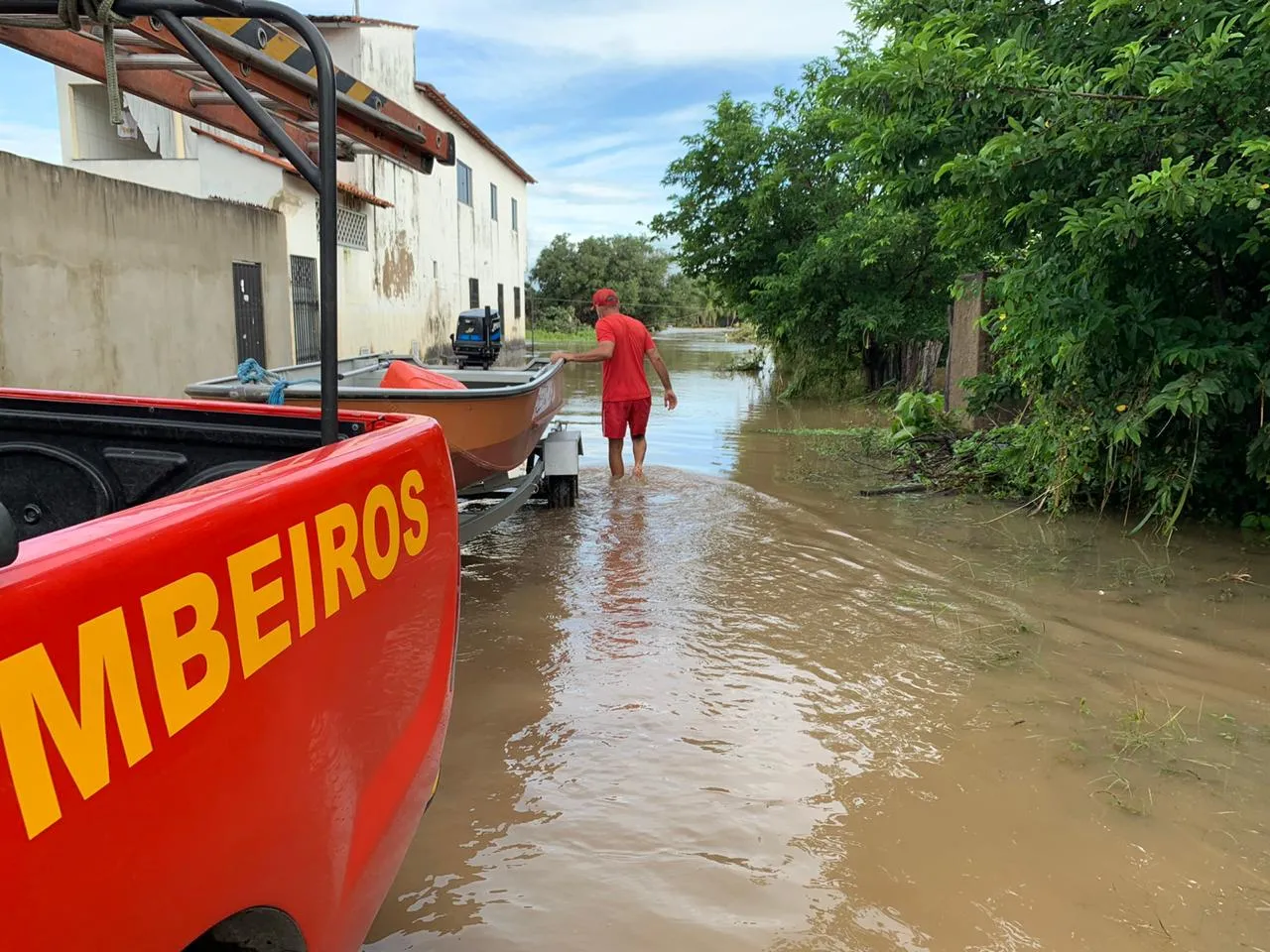 Corpo de Bombeiros realizou o resgate de moradores que ficaram ilhados 