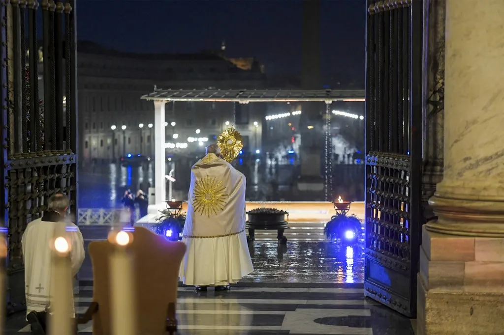 Cerimônia aconteceu diante da Praça de São Pedro vazia, no Vaticano