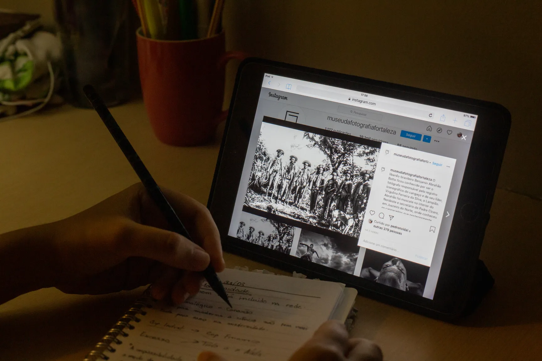 Nas redes sociais do Museu da Fotografia Fortaleza (MFF), o público pode conferir detalhes do acervo, além de tutoriais de oficinas e sugestões de filme sobre fotografia