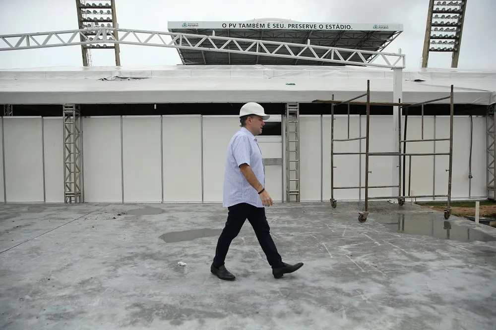Visita do prefeito às obras da unidade temporária foi o primeiro compromisso público após a quarentena