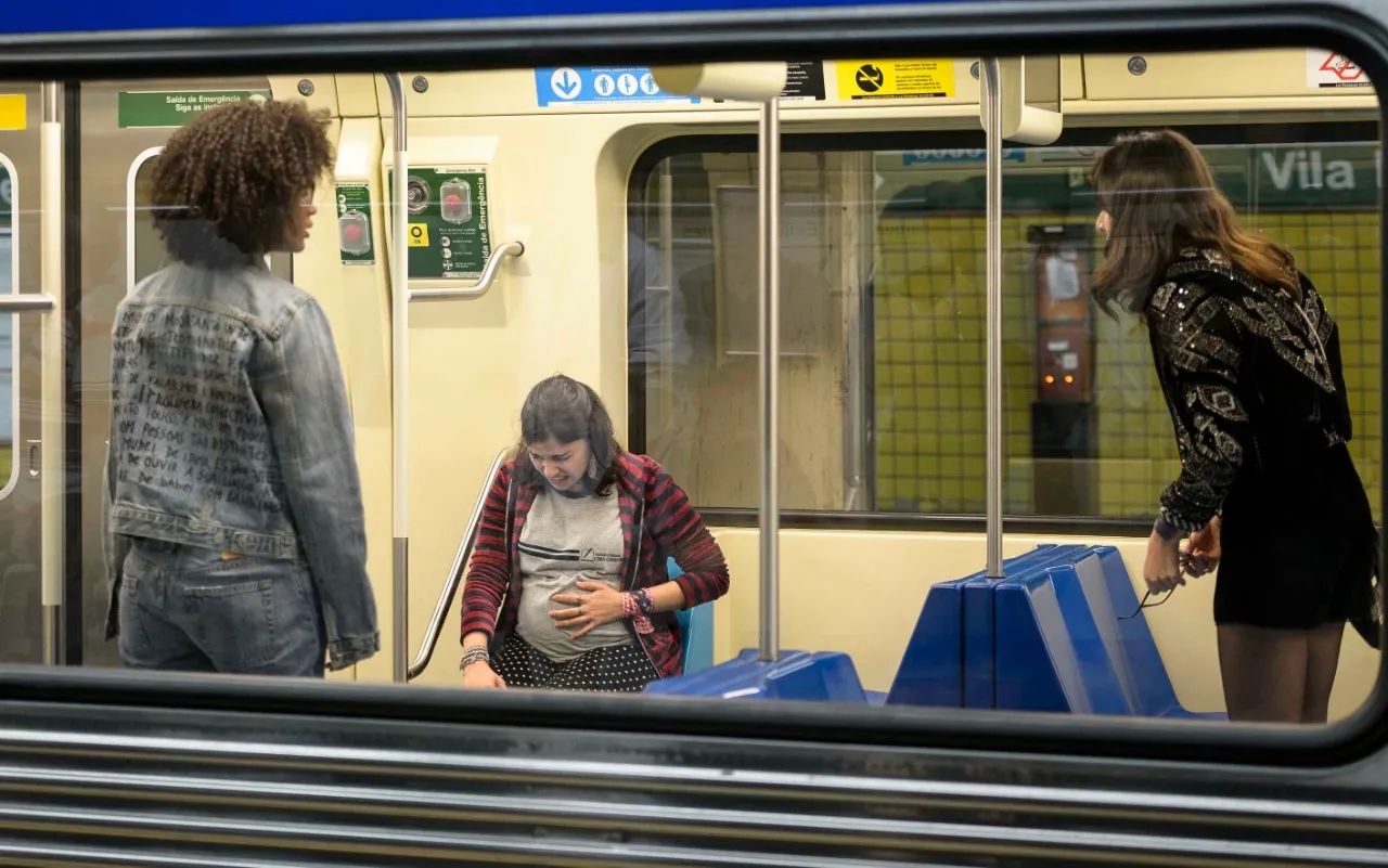 Keyla entra em trabalho de parto durante pane no metrô, quando as cinco se conhecem