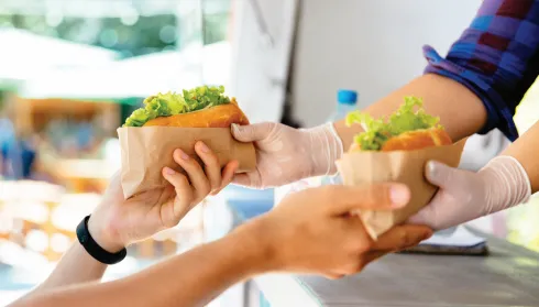 Os veículos que vendiam lanches e refeições na rua passaram a oferecer comidas e bebidas gourmet e têm conquistado espaço em outros segmentos.
