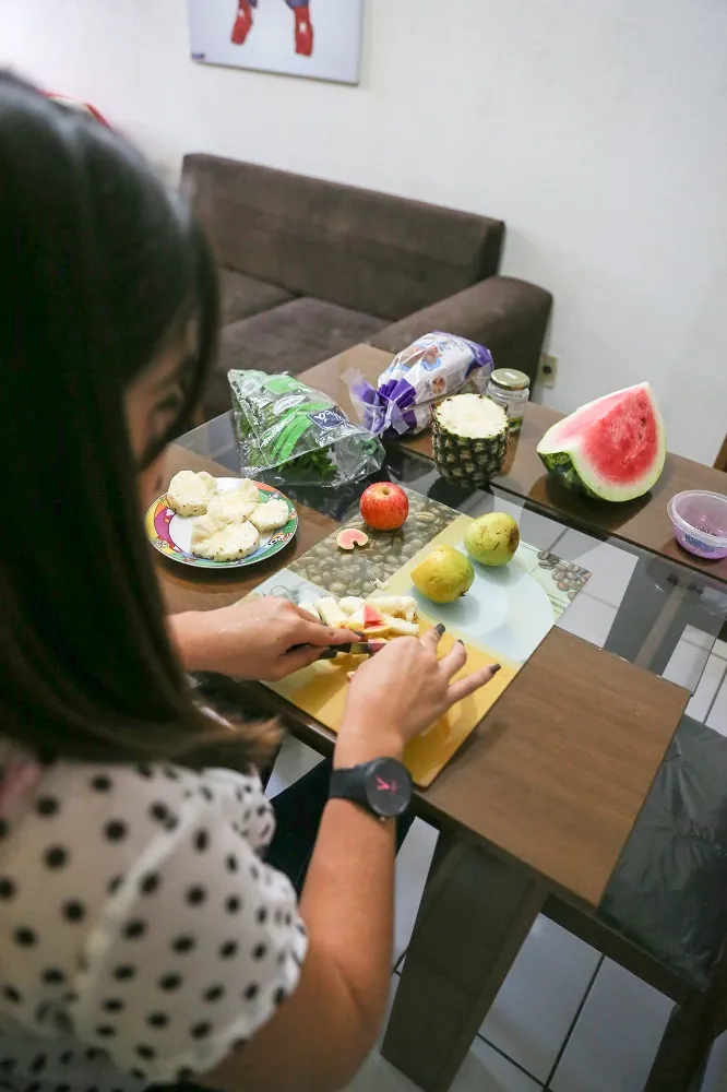 Organizar os horários das principais refeições e ter opções de lanches intercalados é essencial