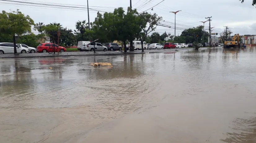 Avenida Paulino Rocha registra alagamentos no início da manhã desta sexta-feira