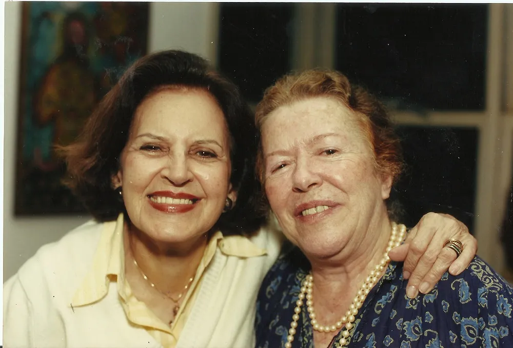 A autora com a amiga Lygia Fagundes Telles, escritora que, no último dia 19, completou 97 anos