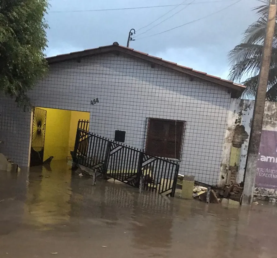 Casa invadida pela água durante a forte precipitação registrada na tarde desta quarta-feira em Pentecoste