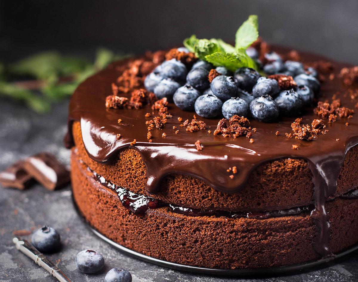 Bolo de aniversário de chocolate e beijinho