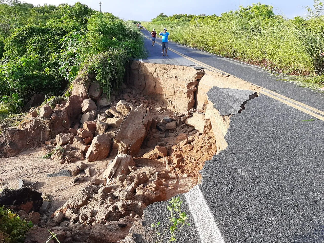 Asfalto do km 70 da CE 183 cedeu após rompimento de barragem, entre Varjota e Cariré