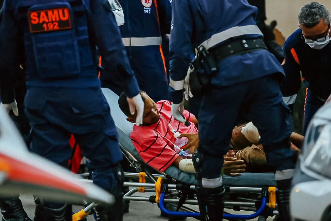 Três suspeitos do homicídio foram socorridos pelo Samu, após serem baleados em troca de tiros com a polícia.