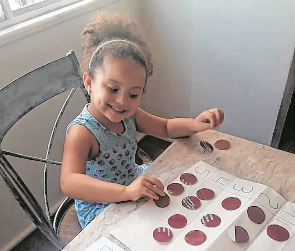 Maria Liz resolve as atividades da creche em casa durante a pandemia